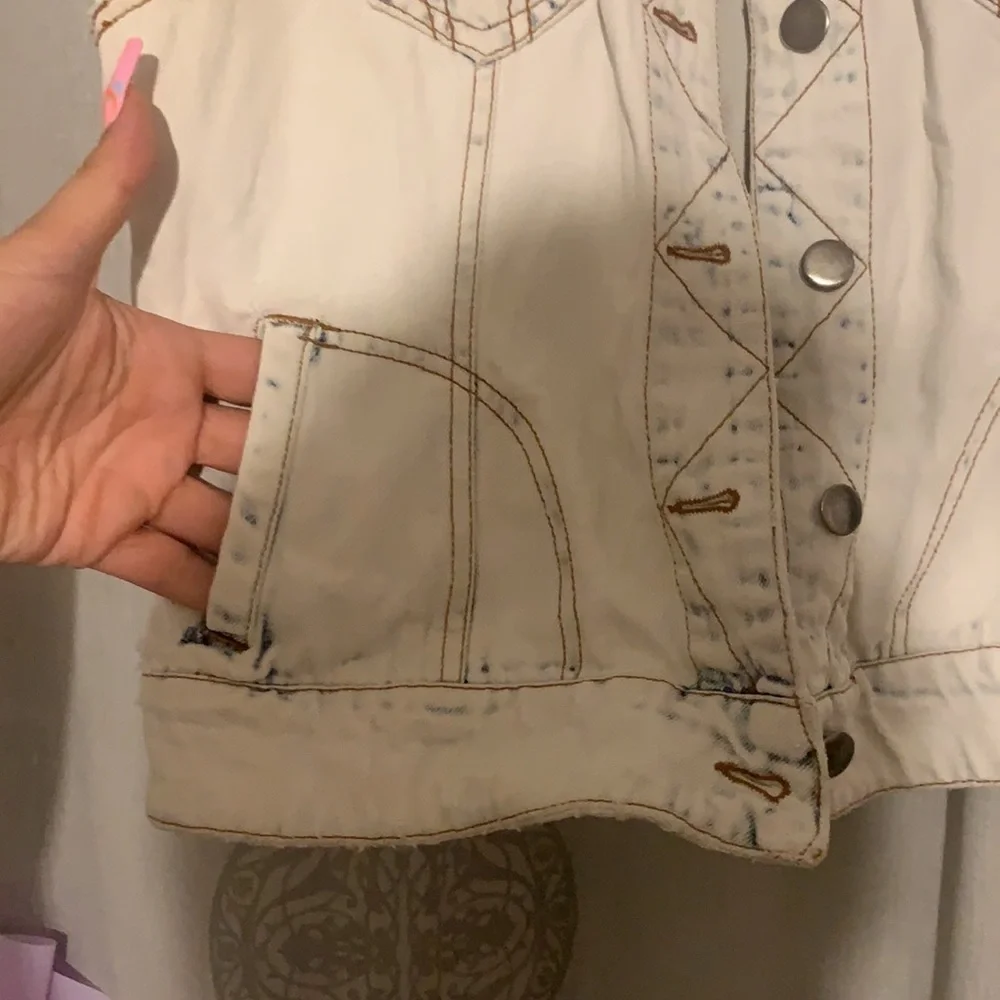 Boho Light Wash Ripped Frayed Denim Vest Jacket Juicy Couture Vintage Pin - Picture 5 of 9